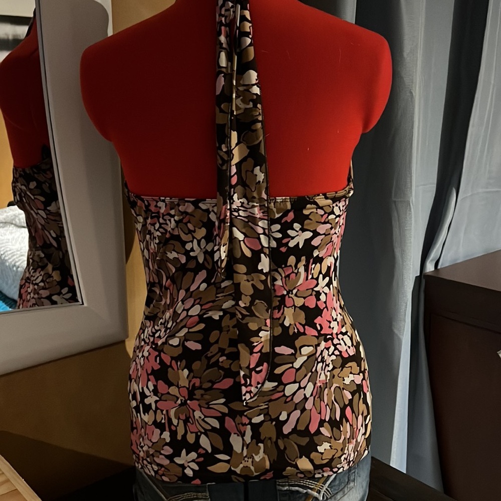 Flower print shirt ties around neck. - Picture 4 of 4
